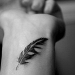 Veja aqui algumas ideias de tatuagens femininas no pulso