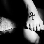 tatuagem de cruz ansata