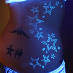 Tatuagem que brilha no escuro com recurso a tinta ultra-violeta