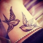 Aqui encontra algumas sugestões de tatuagens femininas no pulso
